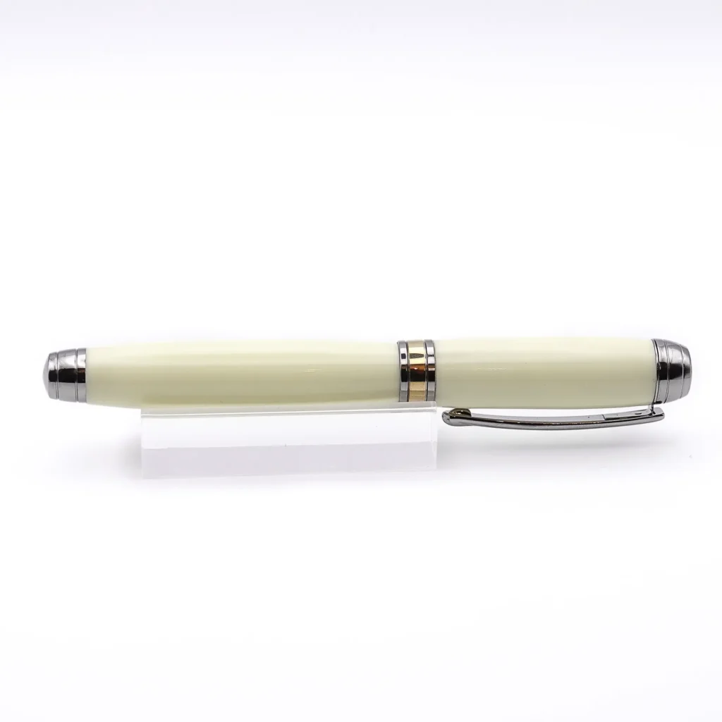 Ivory Resin Luxury Fountain Pen with Black Titanium and Gold Plated Fittings (865)
